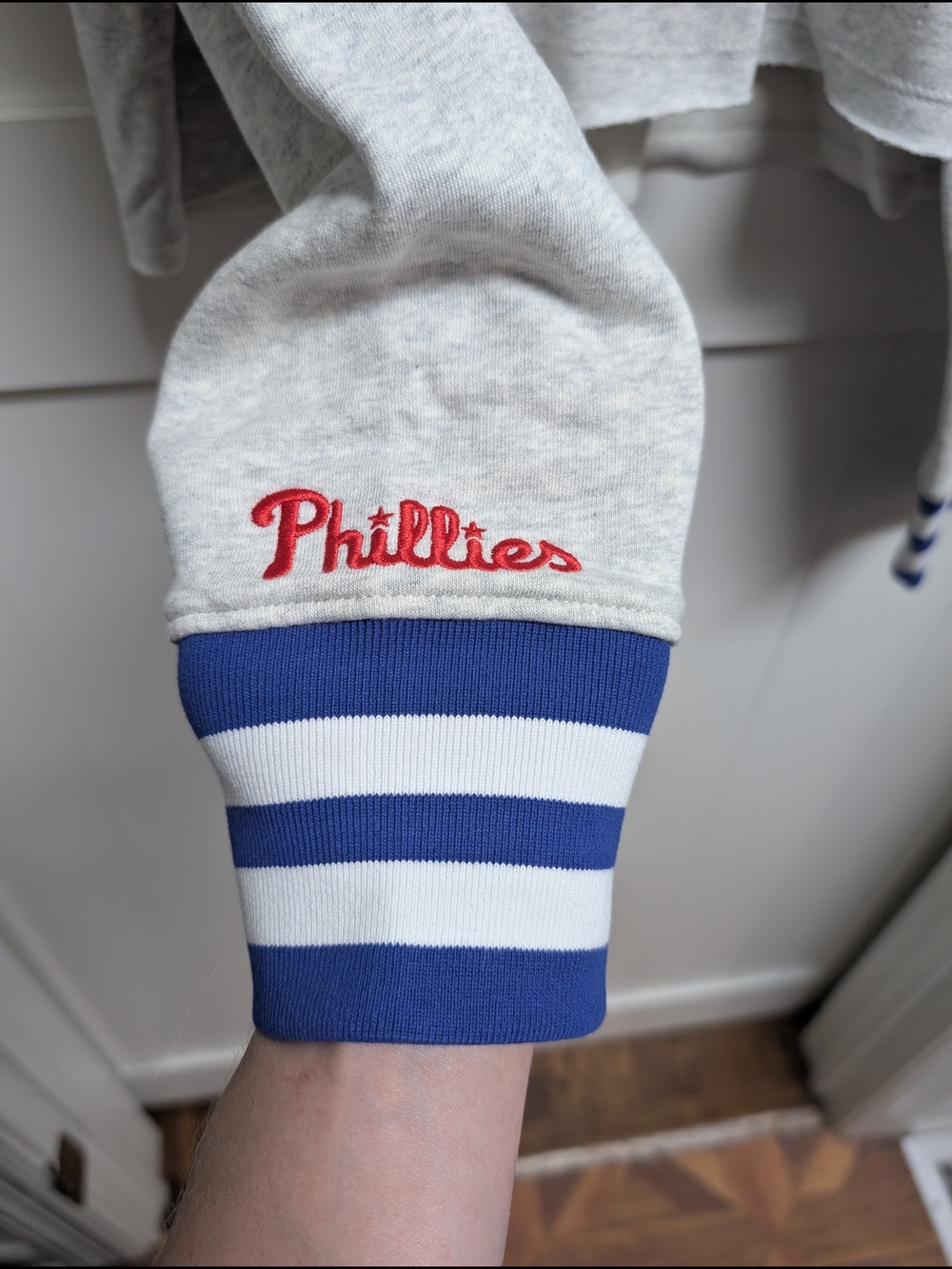 Philadelphia Phillies Champion White V‑Neck Sweater, Large - Picture 4 of 7